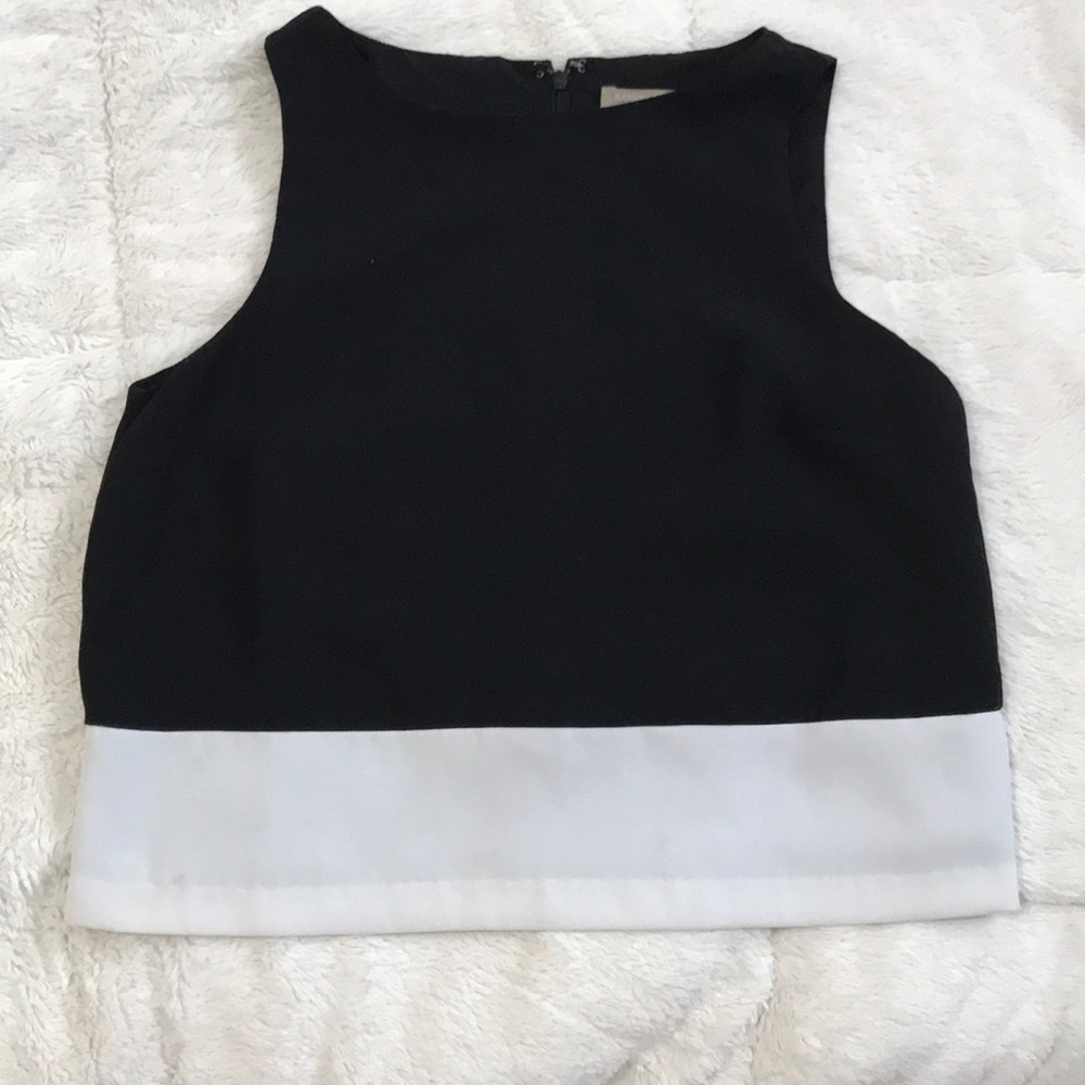 Short sleeve cropped shirt.